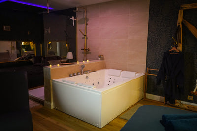 Location chambre avec Spa Jacuzzi privatif pour week end en amoureux Love’nSpa