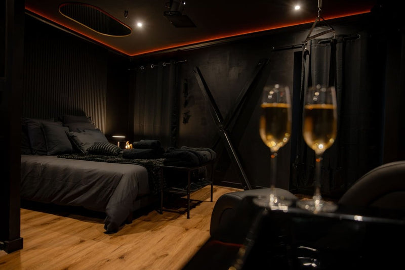 La suite Black Room - Love’nSpa - weekend en amoureux, love rooms avec spa ou jacuzzi privatif