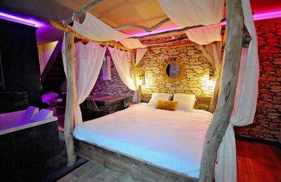 L'Évasion Safari insolite: Spa XXL, Cascade, Cinéma - Love’nSpa - weekend en amoureux, love rooms avec spa ou jacuzzi privatif